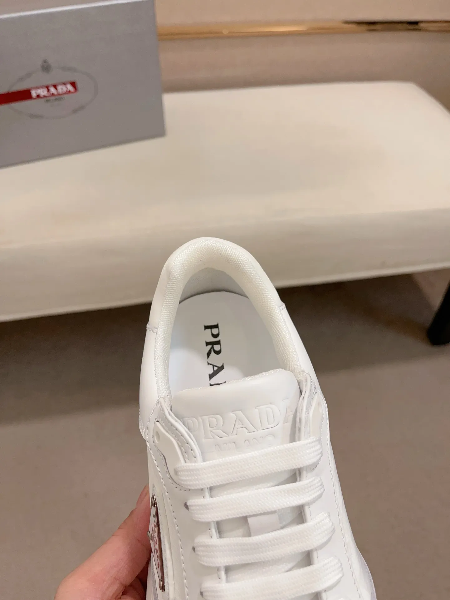 Men's shoes 💰 560 💰 (high version) new Prada (Prada) high-tops are launched at the same time, new men's shoes, 😘fabrics are selected from waterproof technical cloth. First layer cowhide lining. 👍🏿Original molded anti-slip rubber outsole, with exquisite lines, simple and elegant, comfortable and high-end for leisure travel. Number of yards: 38 to 44. (Can be customized for 45.46.)